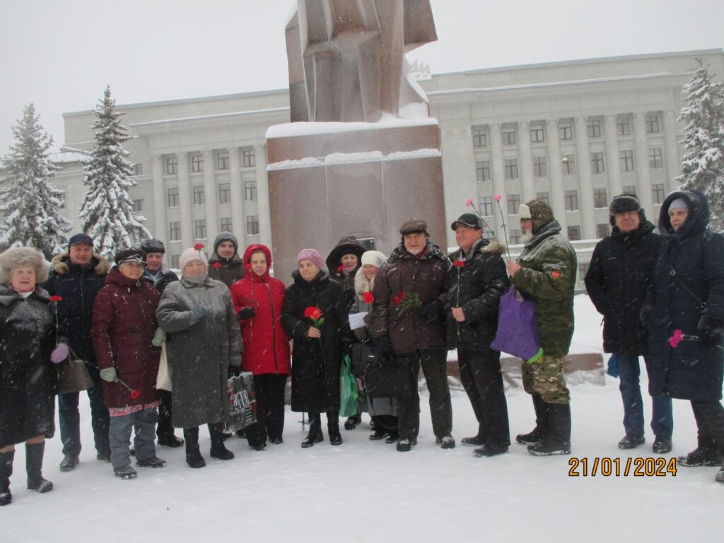 Говорим партия подразумеваем ленин говорим. Ленин владимир ильич революция плакат. Маяковский ленин. Говорим партия подразумеваем ленин говорим. И.